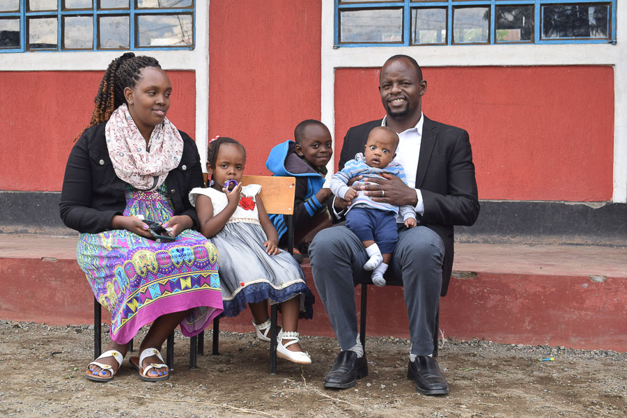 Benjamin Mbatia mit seiner Familie